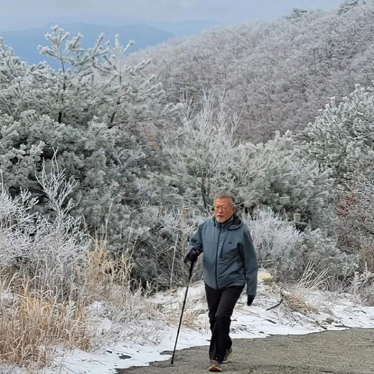 천성산을 오르는 문재인 전 대통령.   [문재인 전 대통령 페이스북 캡처]